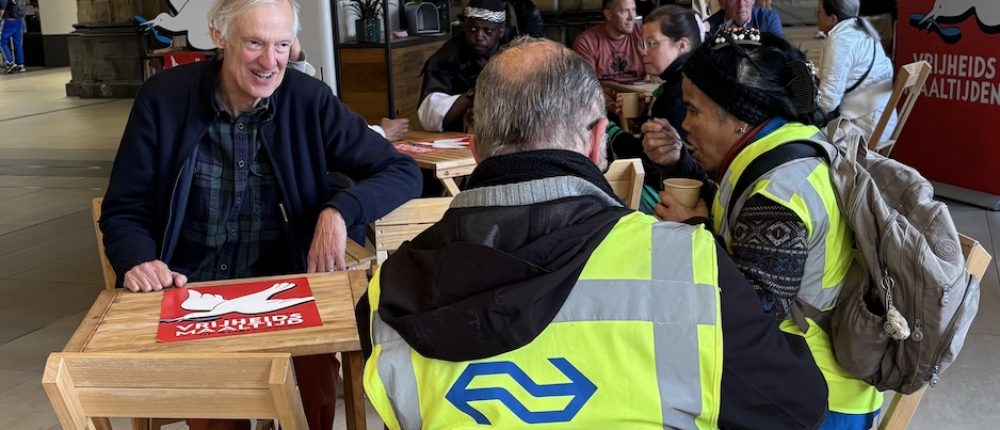 2026 - Vrijheidssoep en onverwachte ontmoetingen op Amsterdam Centraal